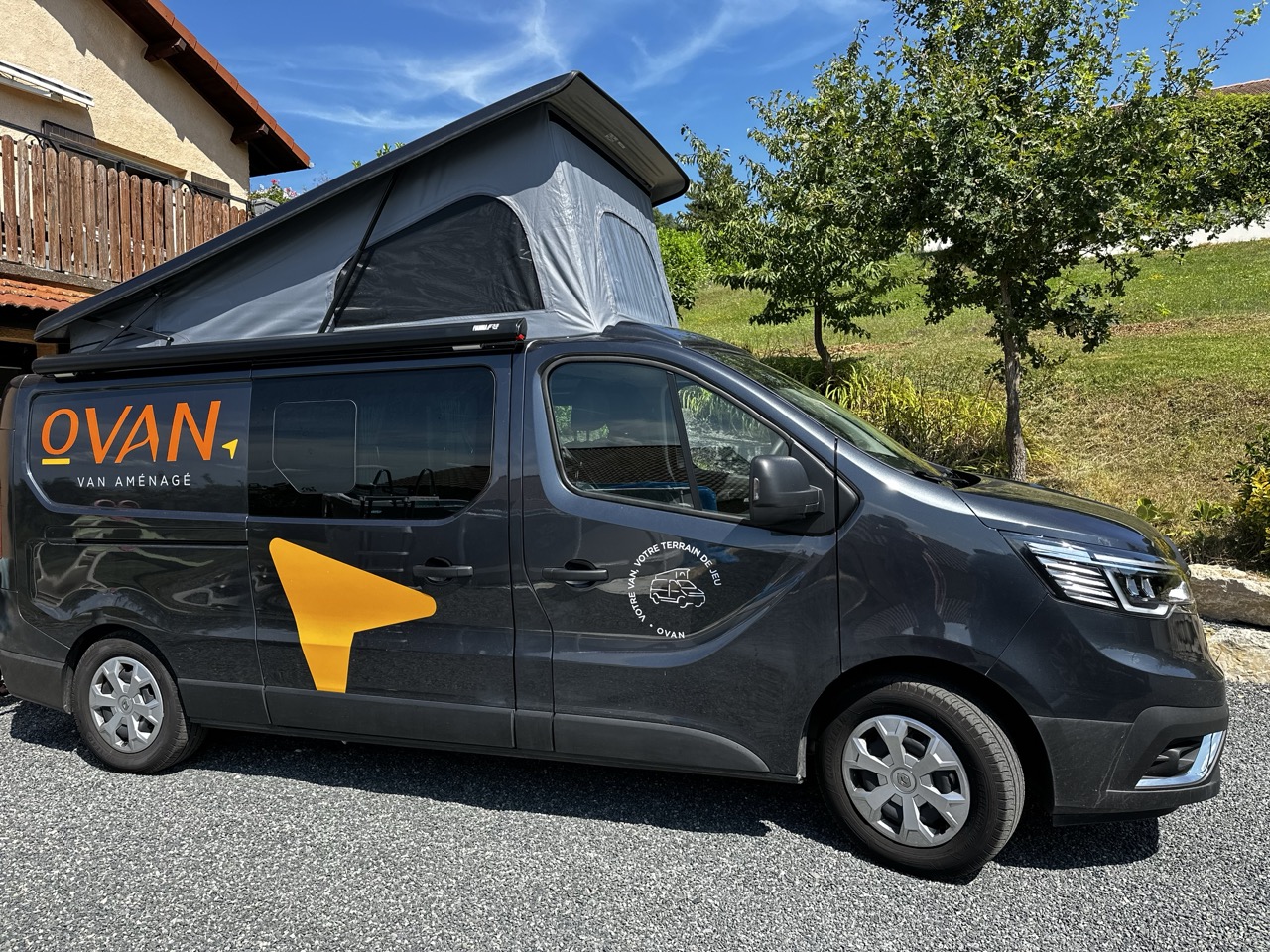 Van aménagé - OVAN LIFE - Toit relevable - Banquette lit 3places - Fourgon aménagé - Renault Trafic 3 L2H1 Hayon 150 Boite Auto - Aménagement Van Lyon