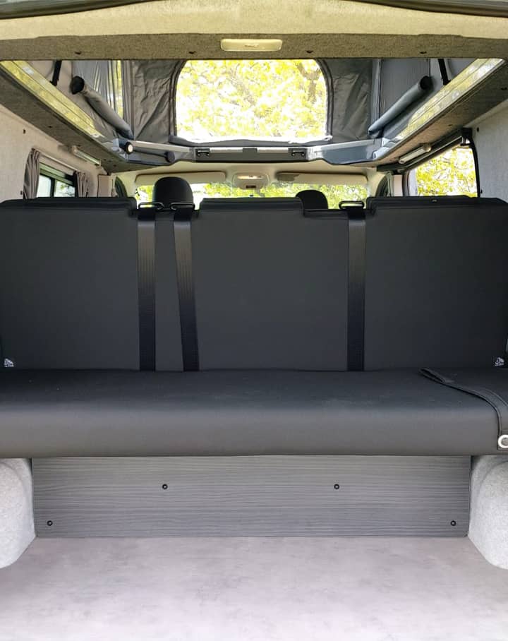 Banquette arrière du van Ovan Liberty, avec toit relevable et intérieur spacieux et lumineux.