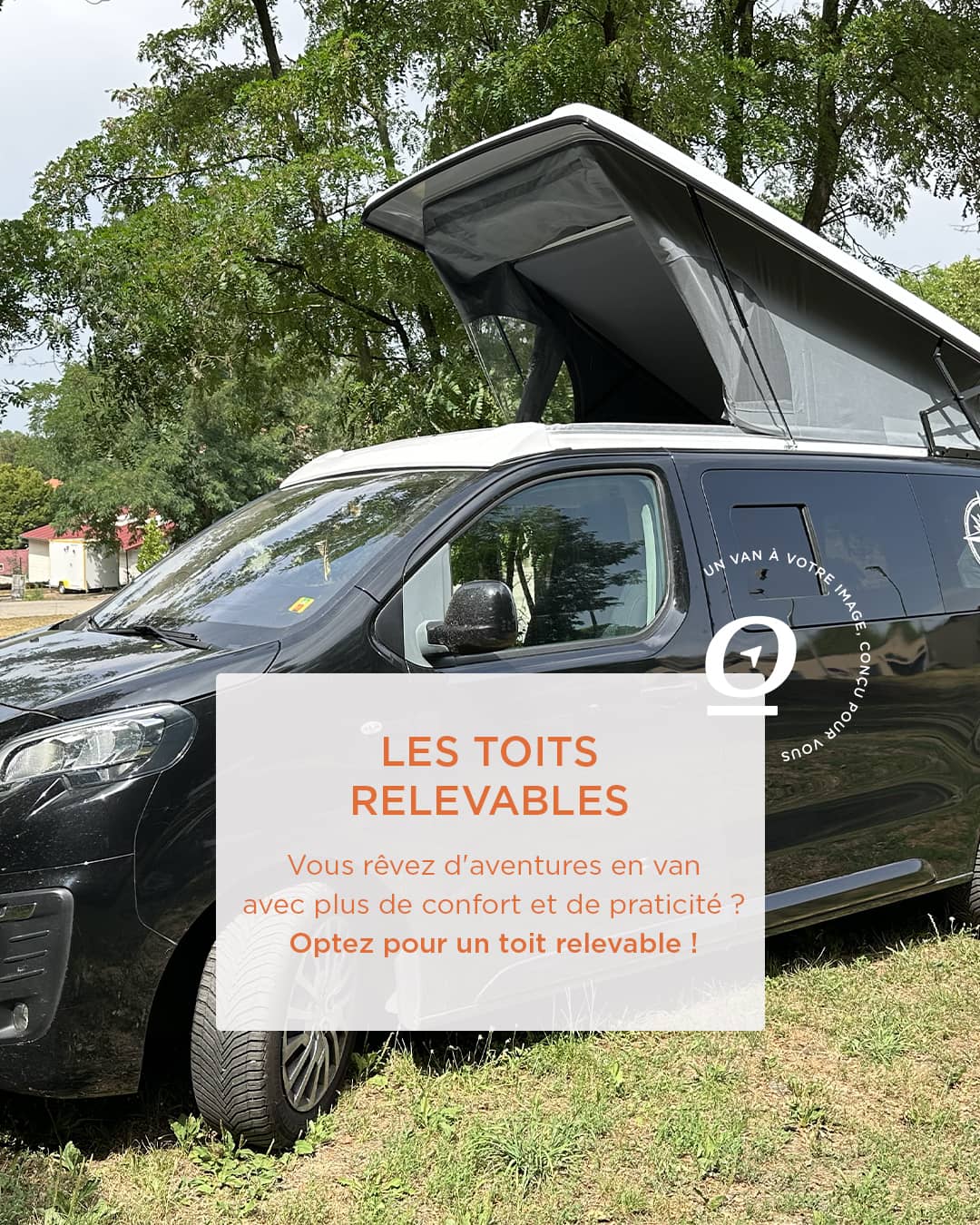 Van équipé d’un toit relevable, idéal pour offrir plus d’espace et de confort lors de vos aventures.