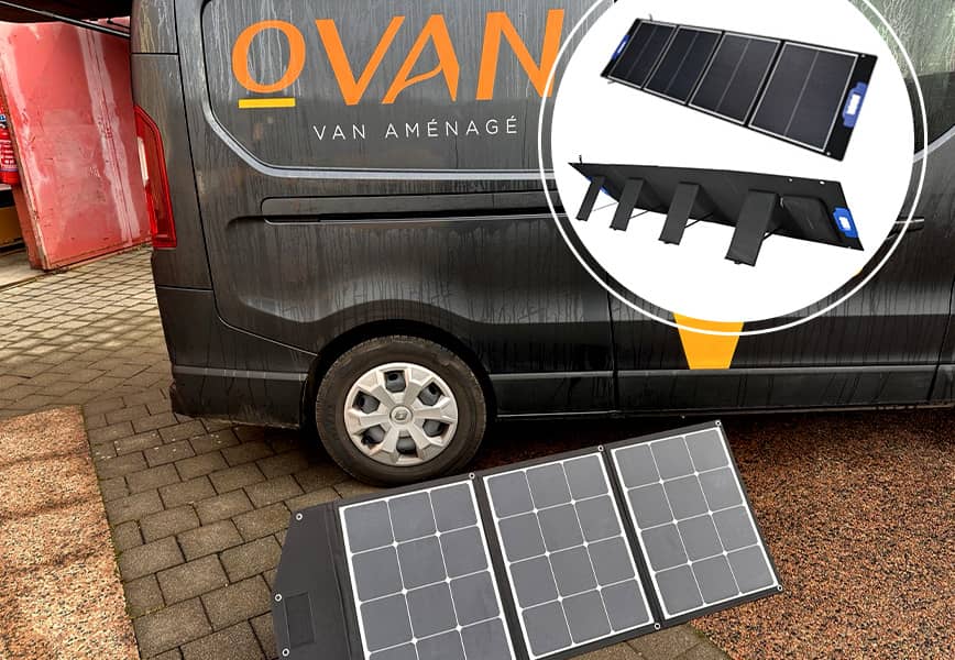 Un van aménagé Ovan stationné, accompagné d’un panneau solaire amovible déplié, avec un zoom sur le panneau solaire