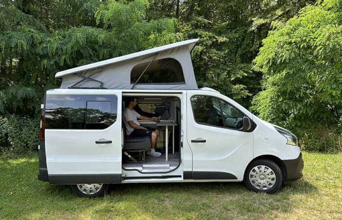 Van aménagé avec toit relevable Reimo Easy Fit et espace intérieur fonctionnel