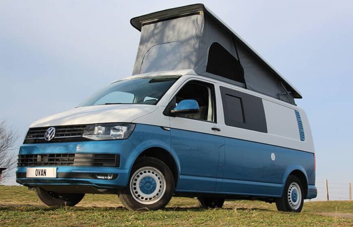 Van Volkswagen T6 équipé d'un toit relevable Reimo Easy Fit avec ouverture avant