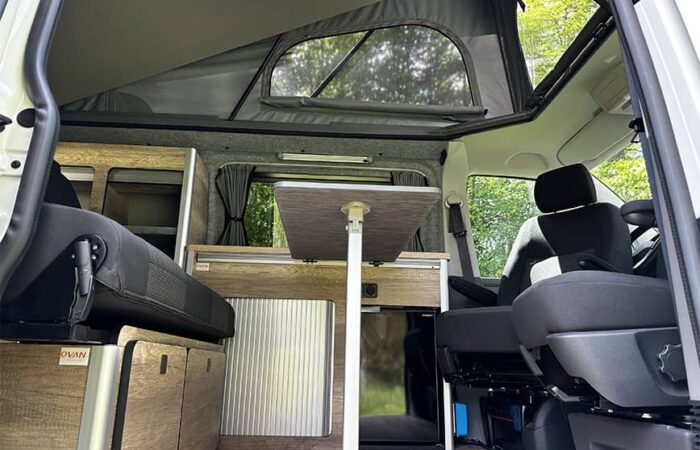 Intérieur d'un van Volkswagen T6.1 aménagé avec toit relevable Reimo Easy Fit