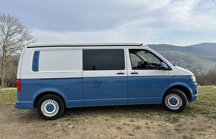 Van Volkswagen T6 aménagé avec toit relevable Reimo Easy Fit, vue latérale