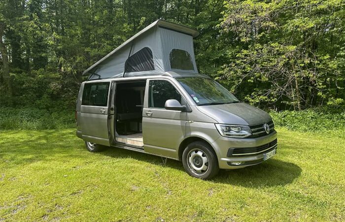 Van Volkswagen T6 long avec toit relevable Reimo Easy Fit en pleine nature