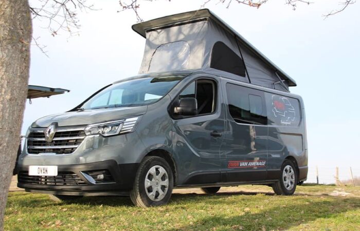 Renault Trafic aménagé avec toit relevable Reimo Easy Fit et espace modulable