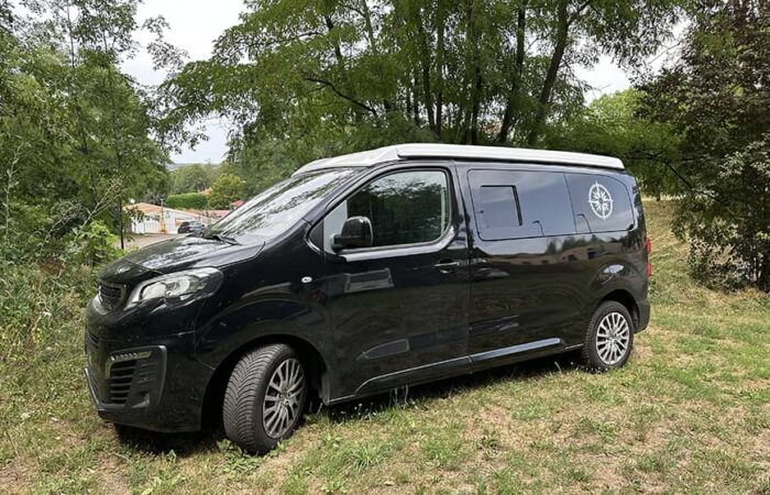 Peugeot Expert noir aménagé avec toit relevable SCA 262 en pleine nature