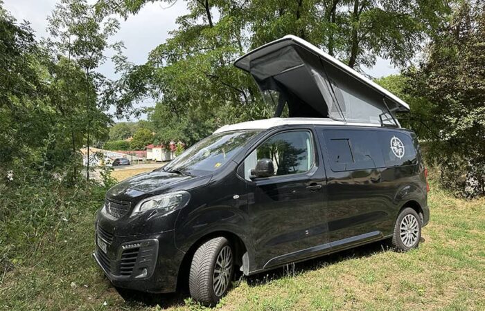 Peugeot Expert noir aménagé avec toit relevable SCA 262 ouvert en pleine nature